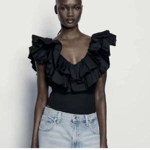 Zara body  - Supper snygg body med volanger 