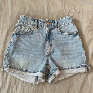 Jeansshorts - Snygga blå jeansshorts från H&M med klassisk femficksdesign och uppvikta benslut. Köpta förra sommaren och har använts en gång. Jag tvättar alltid plaggen innan jag postar dom. Skriv om du har fler frågor och läs helst min bio innan du köper✨🫶🏻