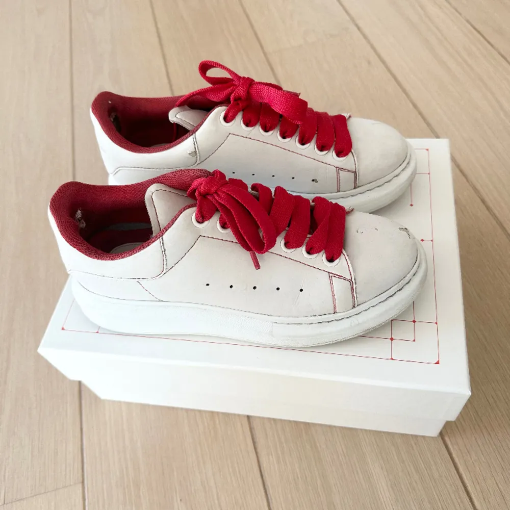 Unika o coola sneackers från Alexander McQueen. Har vissa defekter men en del går nog att tvätta bort. Tillkommer även vita skosnören. Köptes på NK. Nypris ca 5000 kr. 😍😍😍. Kengät.
