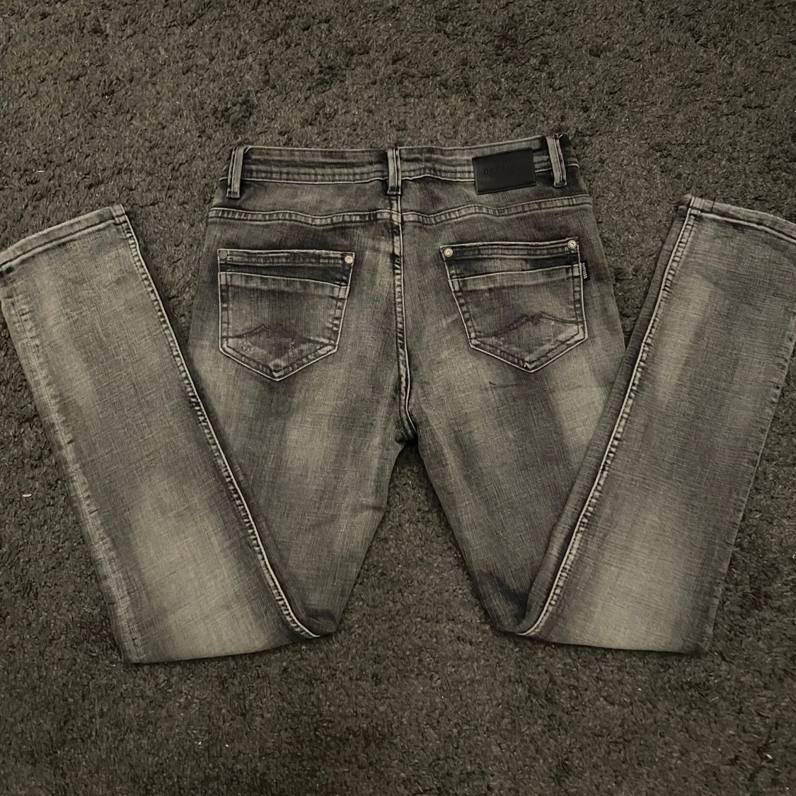 Grå slim jeans från deluxe  - 2