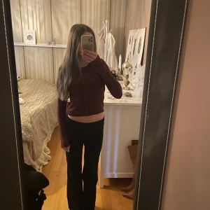 Vinröd kofta med knappar - Säljer en stilren vinröd kofta med knappar framtill. I fint skick då den inte är använd mer än 3 gånger.