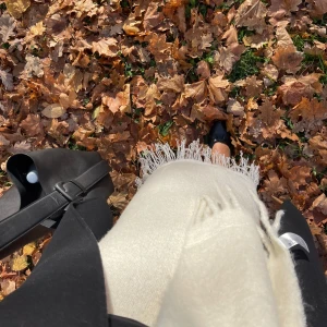 Beige kjol med fransar från Twist & Tango - Superfin beige kjol från Twist & Tango. Kjolen är maxi och har fransar längs nederkanten!