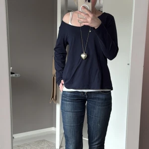 Mörkblå långärmad topp från Sfera Casual - Säljer en mörkblå långärmad topp från Sfera Casual. Toppen har en v-ringad design och är tillverkad i ett mjukt material. Bara blivit andvänd att antal gånger. Den är i storlek XL men sitter otrolig bra på mindre storlekar❣️