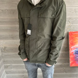 **NY** Field jacka från Lawrence Grey - Säljer denna tvärfeta Field/övergångsjackan till ett otroligt pris. Storlek S | Splitter ny med lappar och allt kvar | Nypris ca 2100kr | Kom med frågor vid minsta fundering😃