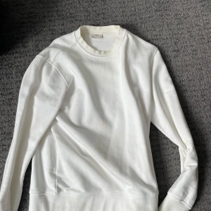 Vit långärmad tröja från MNG - Säljer en stilren vit långärmad tröja från MNG. Passar bra till både jeans och chinos. Skönt material