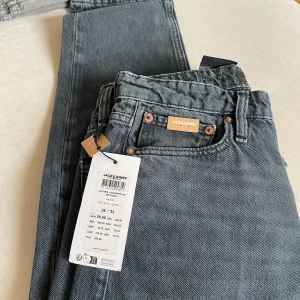 Grå jeans från Jack & Jones 28/32 helt nya  - Snygga grå jeans från Jack & Jones med en avslappnad passform. " Relaxed Chris " . De har en klassisk femficksdesign och är tillverkade i slitstarkt denim. Perfekta för en casual look. Grå/blå. Superfin färg. 