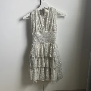 Paljettklänning - Supersnygg paljettklänning från MEET ME THERE🤍perfekt längd och passform. Helt ny med lapparna kvar🤍stl S/M