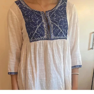 Zara blus - Super söt blus ifrån Zara, i nyskick! Den är i storlek MEDIUM men sitter som S. Är öppen för prisförslag’