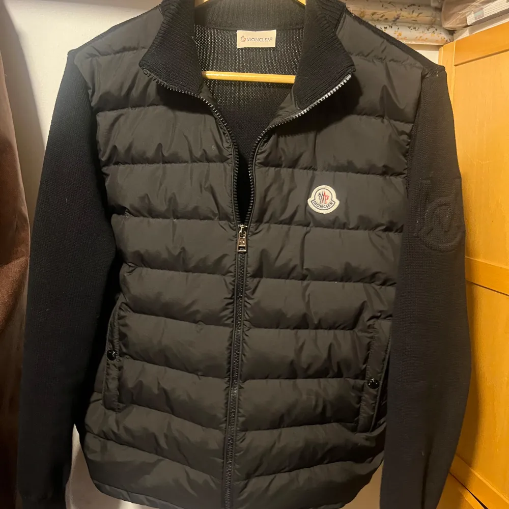 Moncler Cardigan i jätte bra skick. Priset kan diskuteras vid snabbäffar.. Takit.