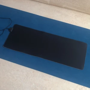 RGB musmatta - Jag säljer nu en RGB musmatta för att jag har valt att använda en annan musmatta. Den samlar lätt på sig damm, men du kan ta bort det med klädroller eller dammsugare. Musmattan är också vattentät.