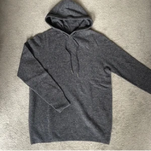 Merinoull Hoodie - En riktigt snygg Merinoull Hoodie i 100% Merinoull! Perfekt tröja till sommaren🌟 Storlek Xs. Bara testad, aldrig använd! Hör av dig vid intresse eller minsta fundering!😊