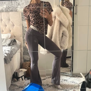 Leopardmönstrad kortärmad topp från NA-KD - Säljer en supersnygg leopardmönstrad, tunn topp från NA-KD. Helt i nyskick, endast testad. Materialet är otroligt mjukt, tunnt och bekvämt.