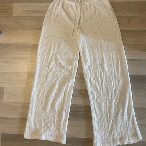 Byxor - Så fina byxor i ett luftigt material som är perfekta för sommaren. Byxorna är endast använda en gång & i mycket fint skick!🤍