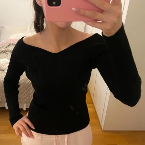 Svart ribbad tröja - Säljer en långärmad svart ribbad tröja. Tröjan är figursydd med en v-ringning både fram och bak. Storlek XS/S från chiquelle
