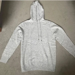 Merinoull Hoodie - En riktigt snygg hoodie i 100% Merinoull!🌟 Storlek S, använd max 3 gånger, inga defekter! Perfekt tröja till våren och sommaren! Hör av dig vid intresse eller minsta fundering😊
