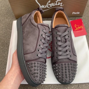 Christian Louboutin  - Säljer dessa stiliga loubs i storlek 42 och skick 10/10 aldrig använda. Kontakta gärna vid frågor och annat📩