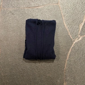 Mörkblå hoodie från John Henric  - Säljer en stilren mörkblå hoodie från John Henric.  Tillverkad i kahsmir. Nypris: 2499.  mitt pris: