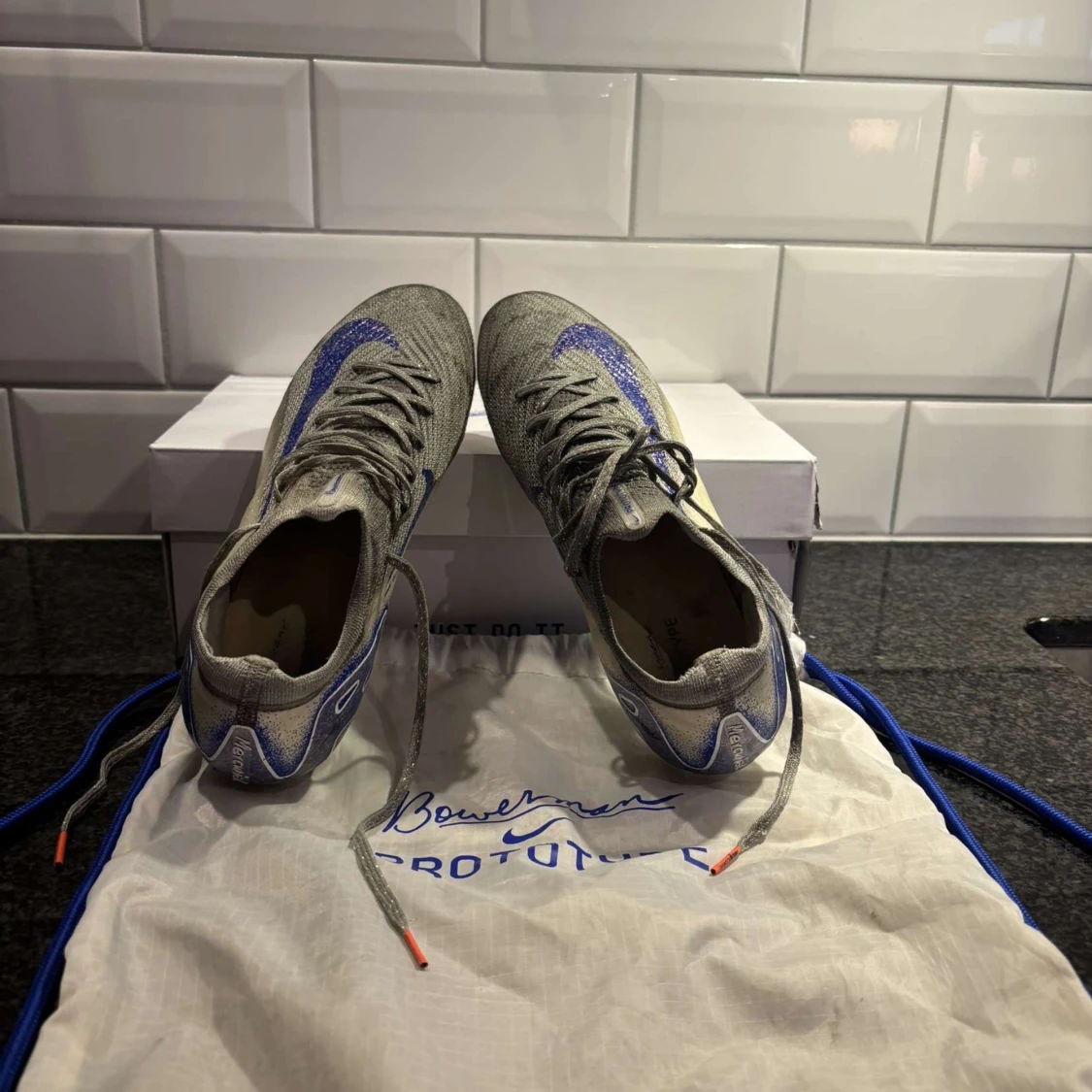 Grå och blå fotbollsskor från Nike