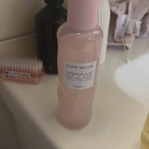 Glow Recipe Watermelon Glow PHA + BHA Pore-Tight Toner - Fräsch toner från Glow Recipe med doft av vattenmelon. Denna toner innehåller PHA och BHA för att minimera porer och återfukta huden. Perfekt för en daglig hudvårdsrutin.💗