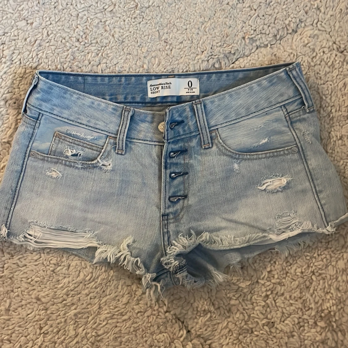 Lågmidjade slitna ljusblå shorts - 2