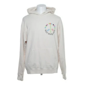 Ben vit save the reef hoodie från Karmagawa strl man L - Säljer en beige hoodie från Karmagawa med färgglad text 'Save the Reef' på både fram- och baksidan. Hoodien har en klassisk känguruficka och en bekväm huva. Perfekt för en avslappnad stil. Ben vit hoodie från Karmagawa med en stor tryck på både fram- och baksidan. Trycket är en fredssymbol med texten Save the reef, Karmagawa, protect our planer, end racism, end animal curlierty.