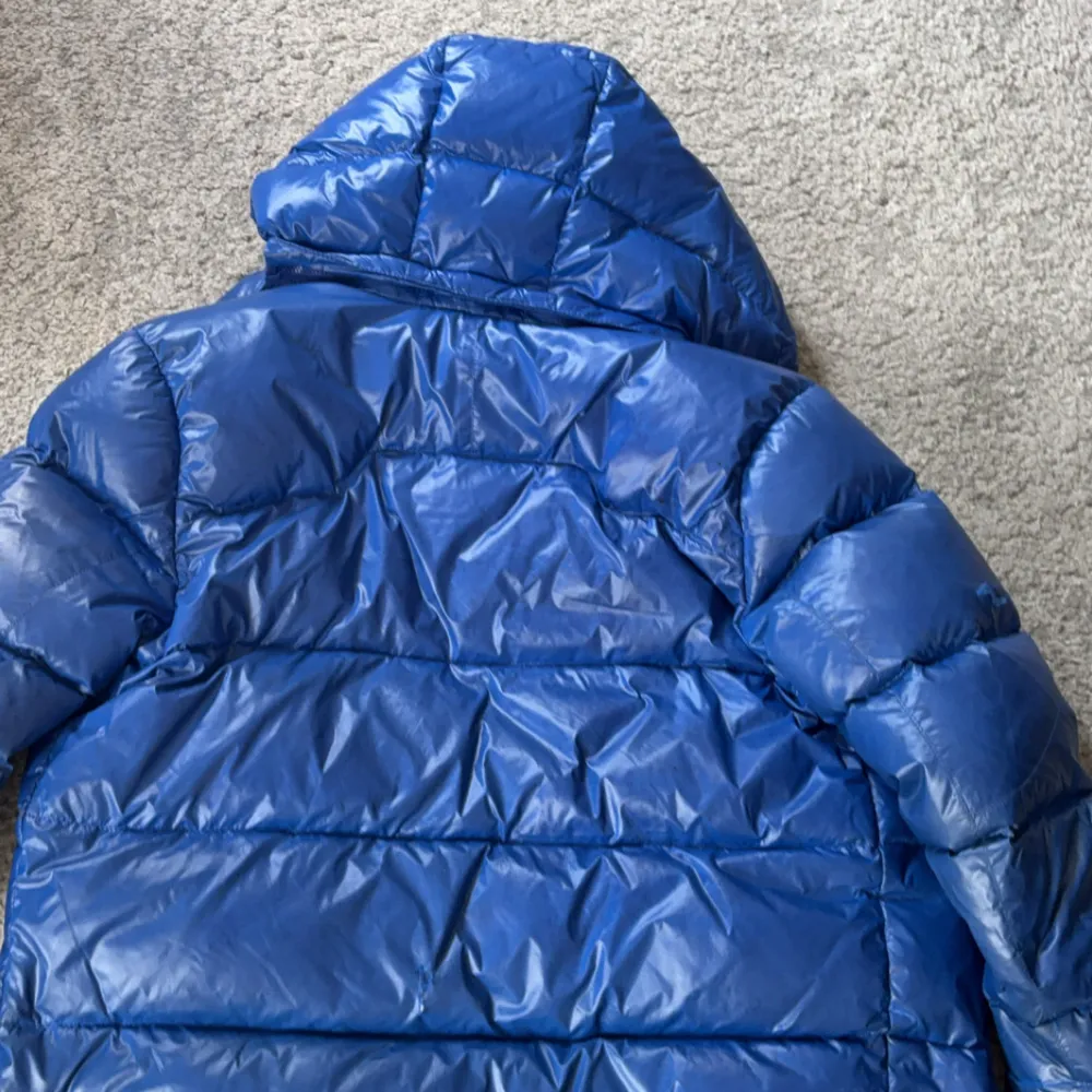 Säljer nu denna snygga ralph lauren jacka! Nypris ligger på 5000 kr så att detta är ett riktigt kap! Vid fler frågor hör av er!. Takit.