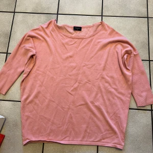 Rosa tröja från Free/Quent storlek XL - Säljer en mjuk och bekväm rosa tröja från Free/Quent. Tröjan har trekvartsärmar och en avslappnad passform, perfekt för en casual look. Den är tillverkad i ett lätt material som gör den skön att bära under vår och sommar.