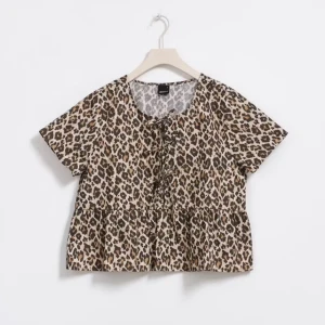 Leopard blus  - Säljer pga av att jag hoppas någon annan kan få mer användning av blusen, då jag endast haft den 4 gånger💓pris kan diskuteras vid snabb affär