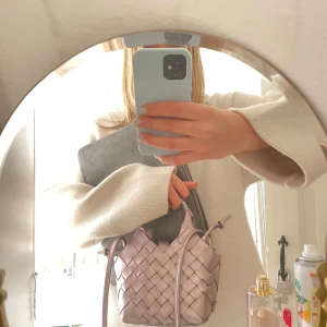 Ljuslila flätad handväska - Säljer min väska från cala jade, den är köpt för ungefär en månad sen och endast använd en gång. Den har inga skador och är helt i nyskick💖nypris är 4399kr men jag säljer för 3000kr😁