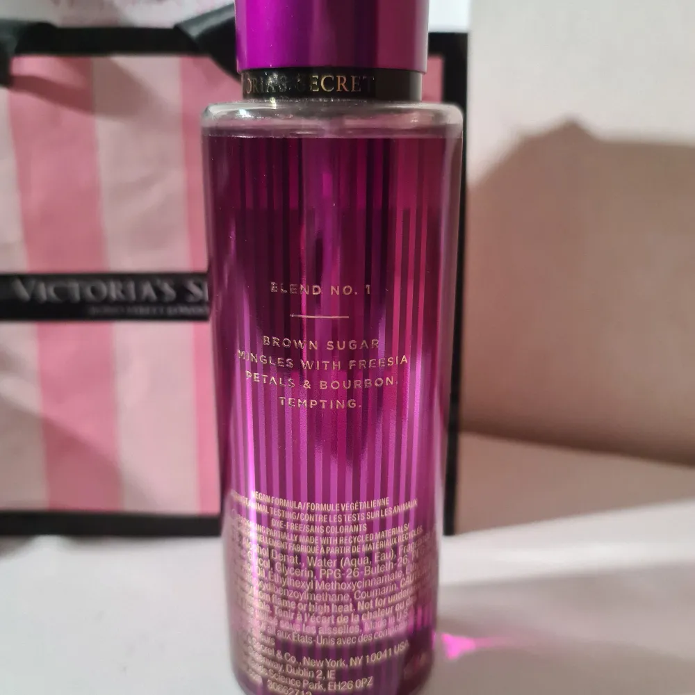 En förförisk doftmist från Victoria's Secret med noter av brunt socker, fresia och bourbon. Flaskan är elegant i lila med guldtext och rymmer 250 ml. Perfekt för den som vill ha en söt och lockande doft. Helt ny och oanvänd!. Perfume.