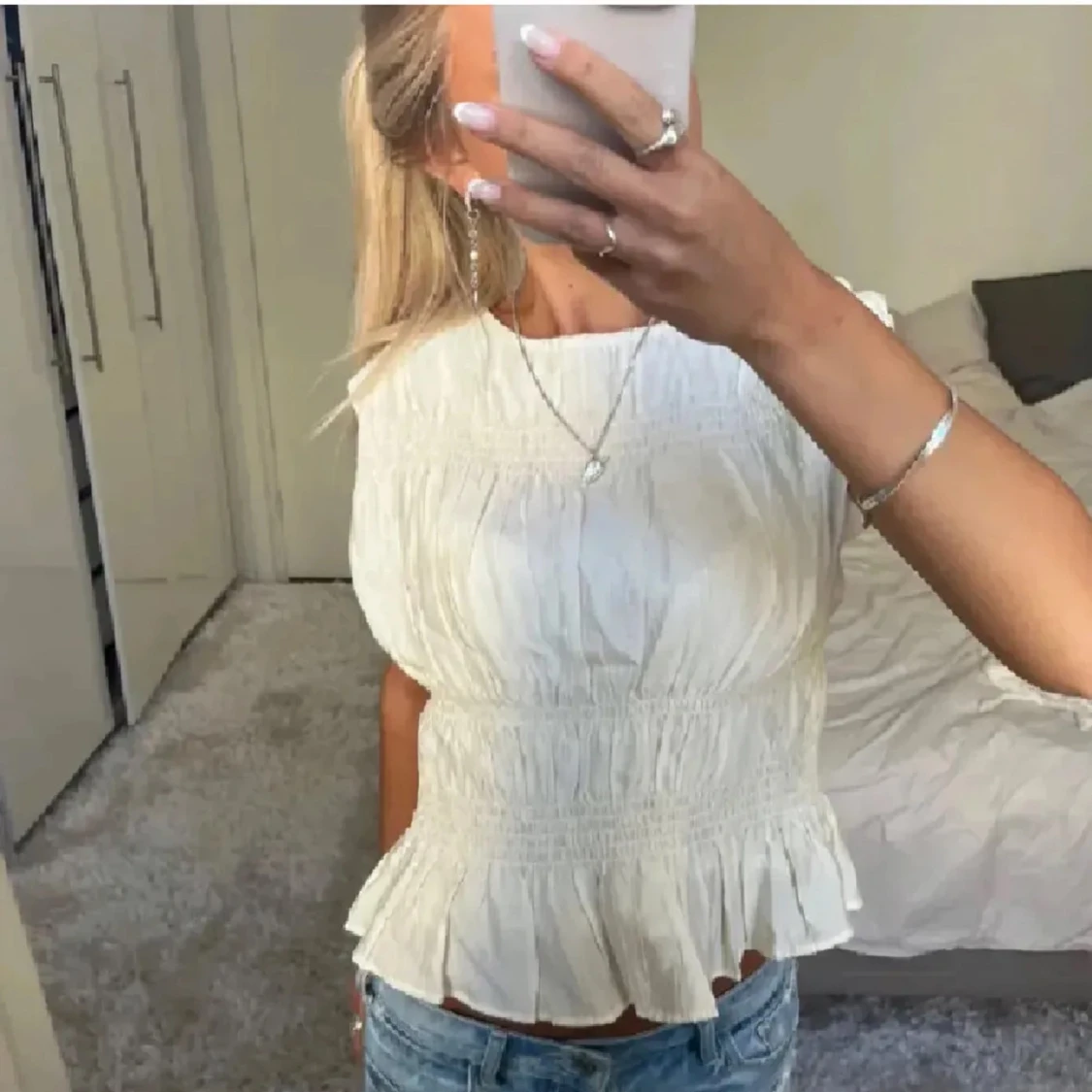 Vit blus med volangdetaljer