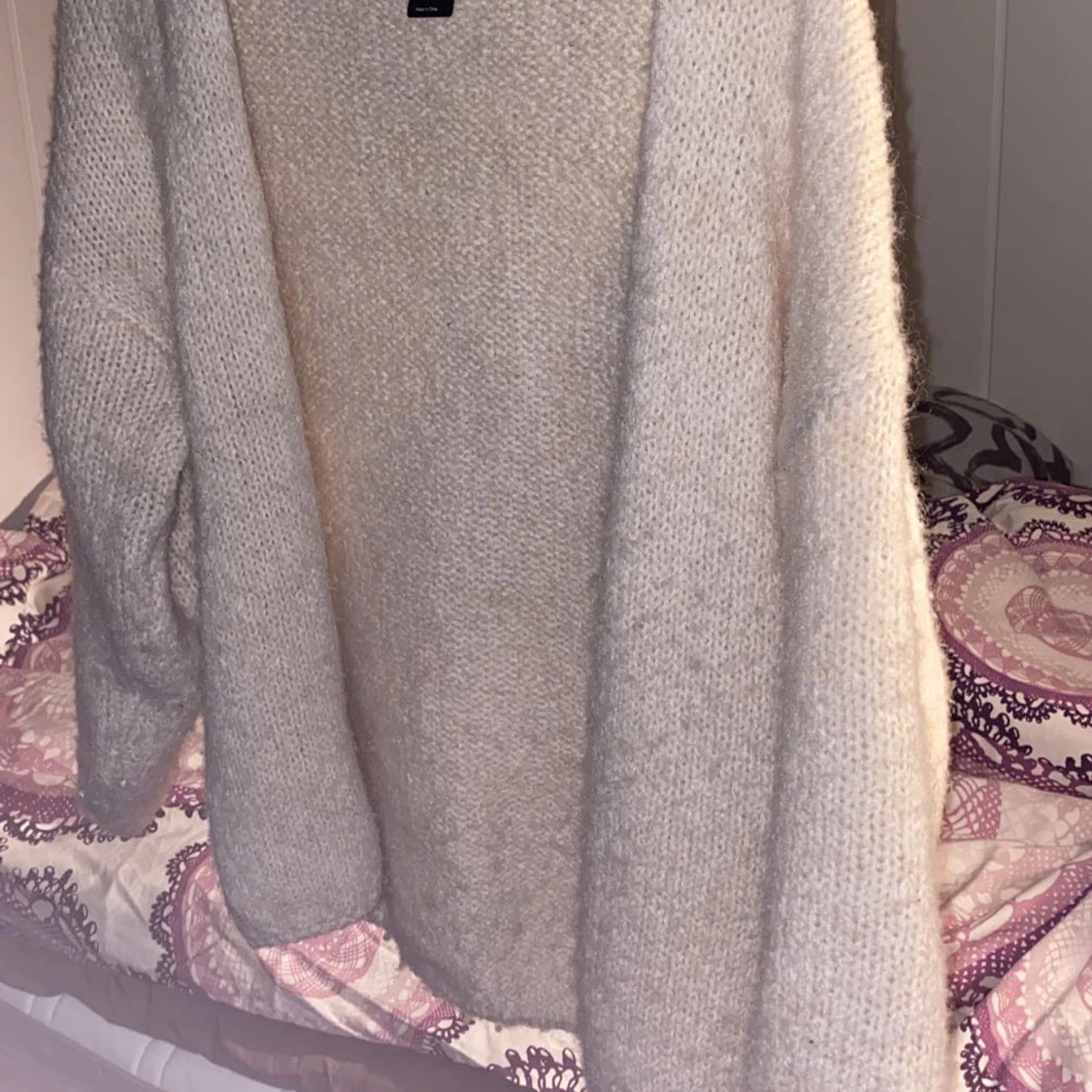 Beige stickad kofta från Lindex