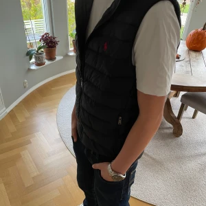 Ralph Lorén väst - Säljer en svart väst från polo Ralph loren Passar perfekt för folk som är 165-175 Skick 10/10