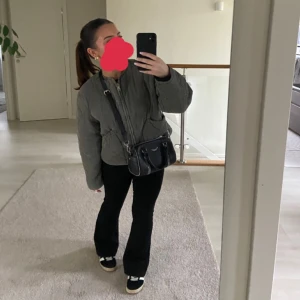 Quiltad jacka från zara - Ganska ny, köpte för ca en månad sedan. Endast använd fåtal gånger. Super bra skick. Perfekt nu till våren! 💞