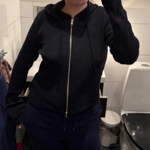 Stickad zip tröja  - Snygg stickad zip tröja som är köpt ifrån gina tricot💕Använt endast ett fåtal gånger så den är i ett mycket bra skick😊Tröjan är i storlek XL men är väldigt liten i stoleken så skulle säga att den sitter som en S/M!!