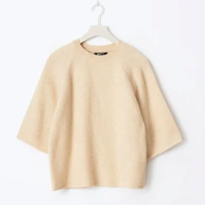 Butter yellow tröja - Säljer en mysig ljusgul tröja från Gina Tricot. Den har en rund halsringning och trekvartsärmar, perfekt för en avslappnad stil. Passar bra till både jeans och kjol.