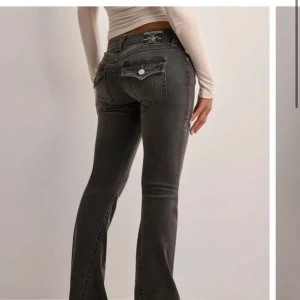 True Religion - Skitsnygga jeans men som är lite förstora för mig, helt oanvända med lappan på. säljer billigt då jag ska köpa nya. (Nypris ligger på 1300kr) skulle kunna tänka mig att byta mot en mindre storlek 🥰🥰