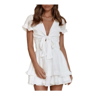 Vit kortklänning med volangdetaljer - Söt vit kortklänning med volanger och knytning framtill. Klänningen har en v-ringad design och korta ärmar, perfekt för sommaren eller studenten. Säljer då den tyvärr inte passade 🤍