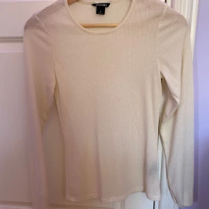 Vit tröja - Fin vit tröja från monki i storlek S🤍Endast använd 1-2 gånger, så i jättebra skick! Skriv vid frågor eller funderingar☺️