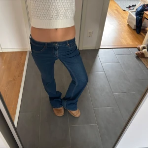 Lågmidjade jeans - Så snygga låga bootcut jeans, helt oanvända med lappen kvar. Strl 38 men sitter så på mig som är 167 och vanligtvis har 36 i jeans💗