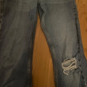 Lågmidjade bootcut jeans med slitning  - As snygga blå jeans med en cool slitning på ena benet. De är från Gina och jag har sytt om dom så de är lågmidjade😍tyvärr passa dom inte mig…💗💗pris går att diskutera💗💗💗