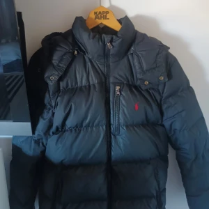  Polo Ralph Lauren Jacka S - Säljer en svart dunjacka från Polo Ralph Lauren. Passar S men passar XS också. Äkta såklart qr kod fungerar. Priset går att diskutera