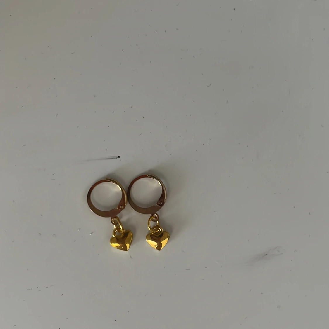 Hemmagjorda guldörhängen med hjärtan