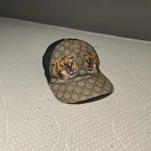 Gucci keps  - Hej, då var det dags att sälja min Gucci tiger keps. 