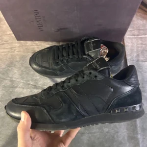 Valentino rockrunners  - Mycket fint skick | Size 41 passar 42   | fraktar spårbart inom 24 timmar med PostNord eller instabox | inget og medföljer 