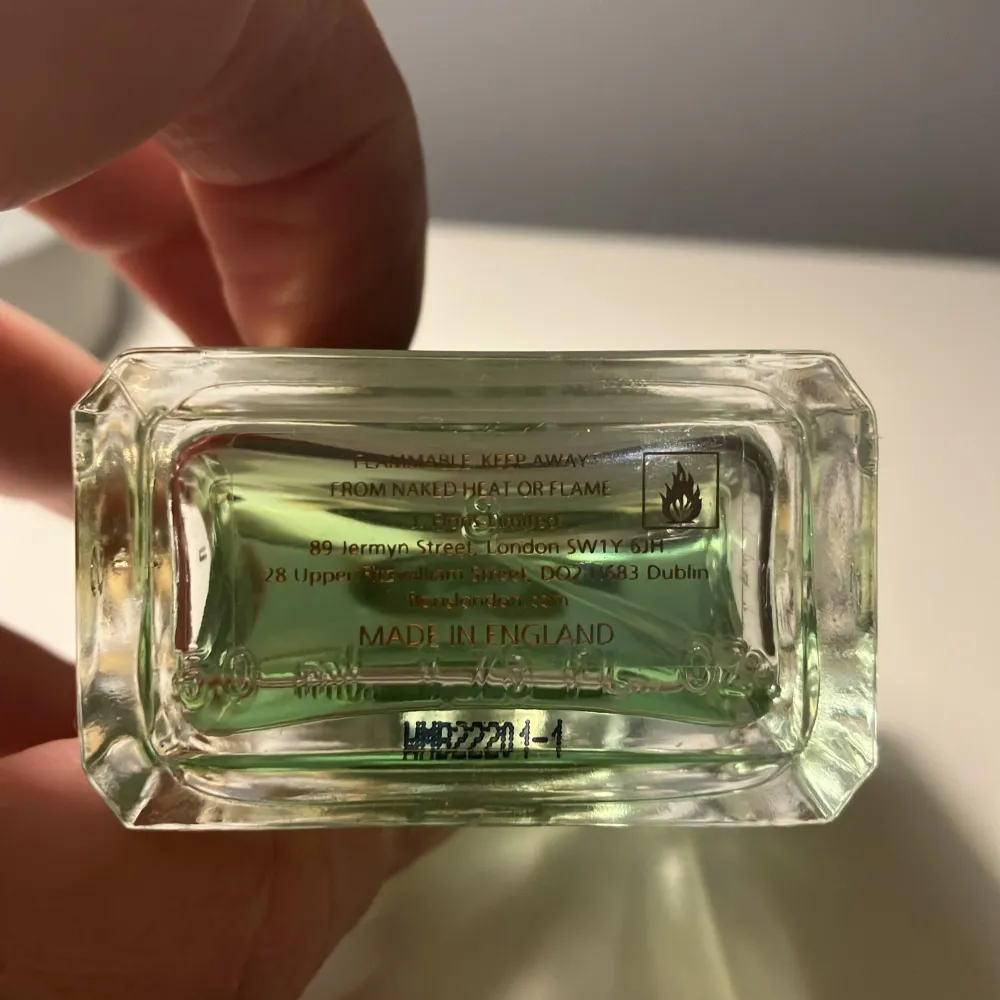 Säljer en elegant Floris Elite Edt. 50 ml, återstår ca 80% uppskattningsvis, vg se bilder. Original. Inköpt av svensk återförsäljare. Tyvärr inte kvar orginalförpackningen.. Perfume.