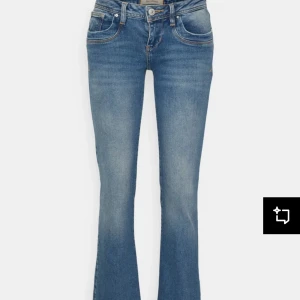 Blå jeans med bootcut - Snygga blå jeans med bootcut och klassisk femficksdesign. Perfekta för en avslappnad stil. De har en knapp och dragkedja framtill. Pris kan diskuteras! 