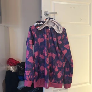 Amazon bape hoodie - Amazon bape hoodie i lila. Sitter ungefär som en XS/S. Inte så använd 