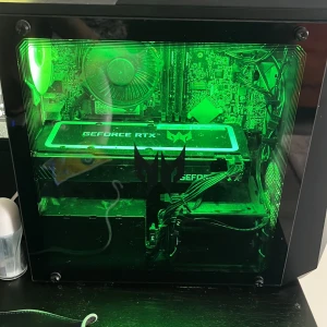 Predator Orion 3000 Gaming PC - Predator Orion 3000 är en kraftfull gamingdator med GeForce RTX-grafikkort och snygg RGB-belysning. Perfekt för dig som vill ta ditt spelande till nästa nivå och imponera med en cool design på skrivbordet. Pris kan också diskuteras vid snabb affär