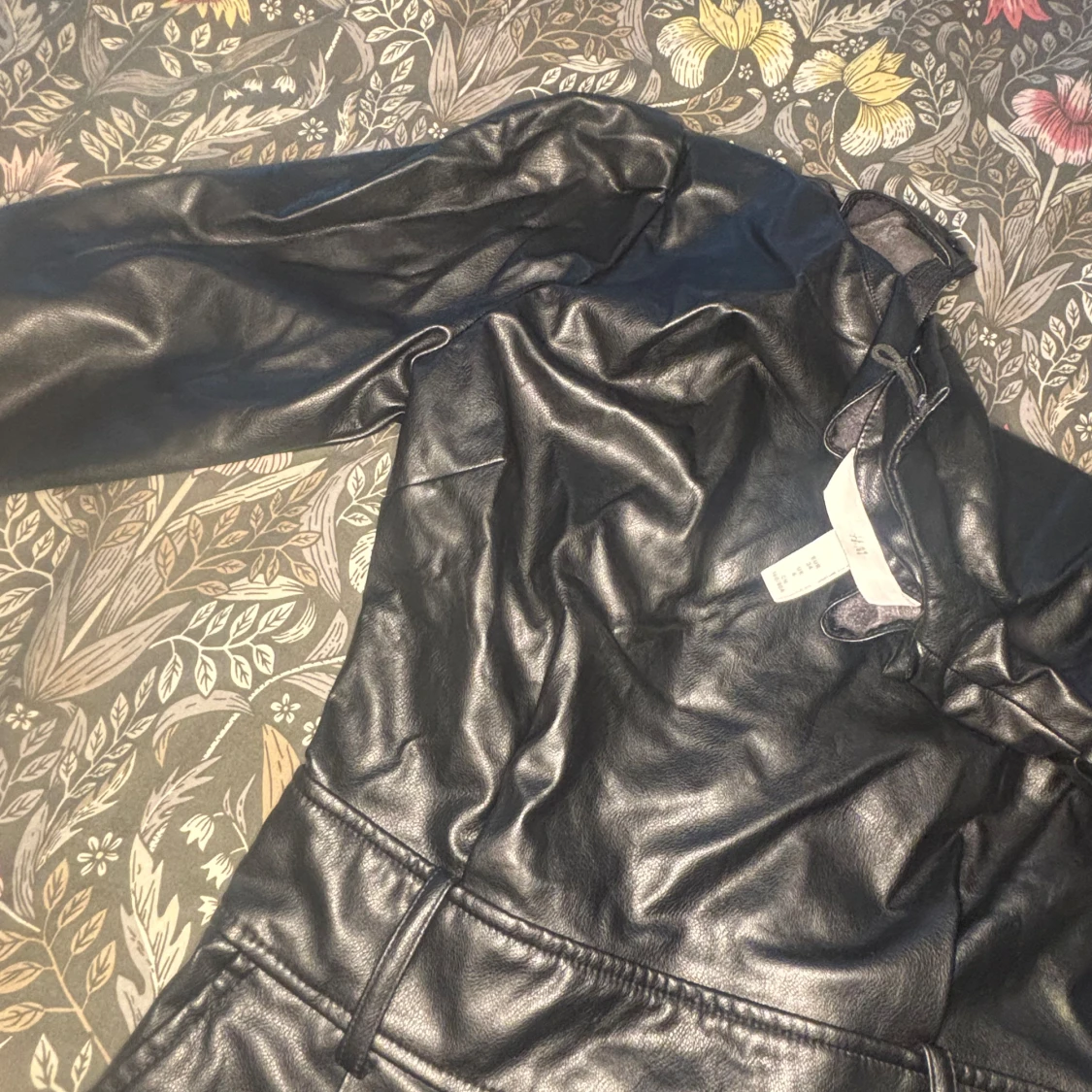 Svart skinnklänning från H&M - 2